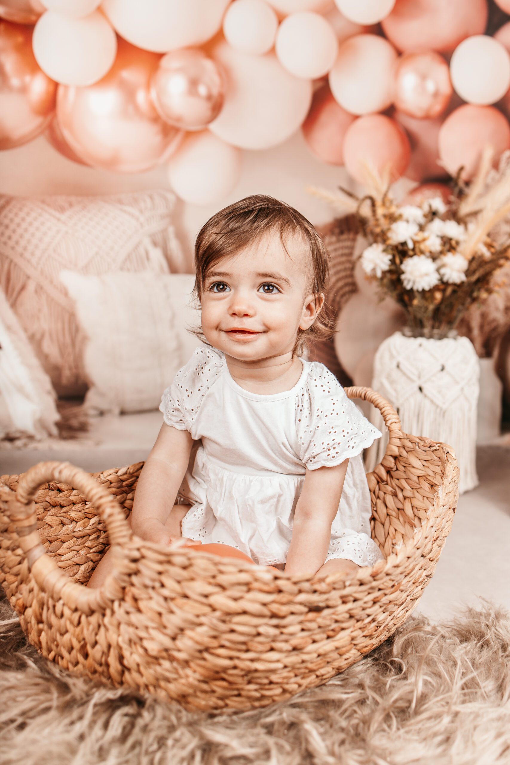 Babyshooting mit Accessoires und Luftballons