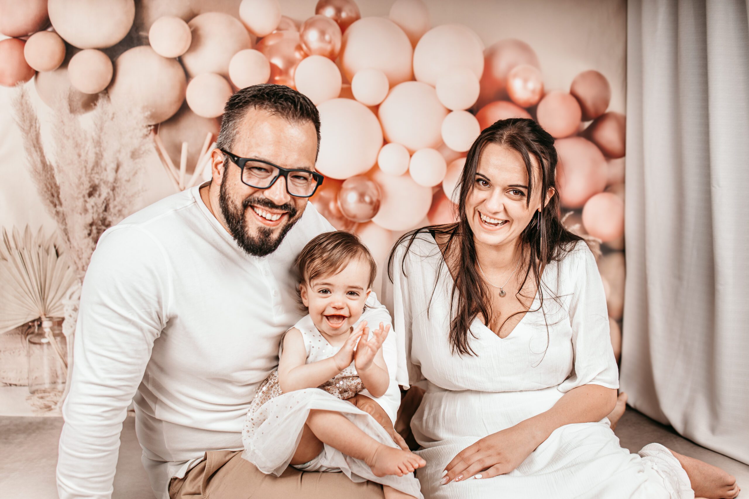 Baby mit Eltern beim Meilensteinshooting in Braunschweig