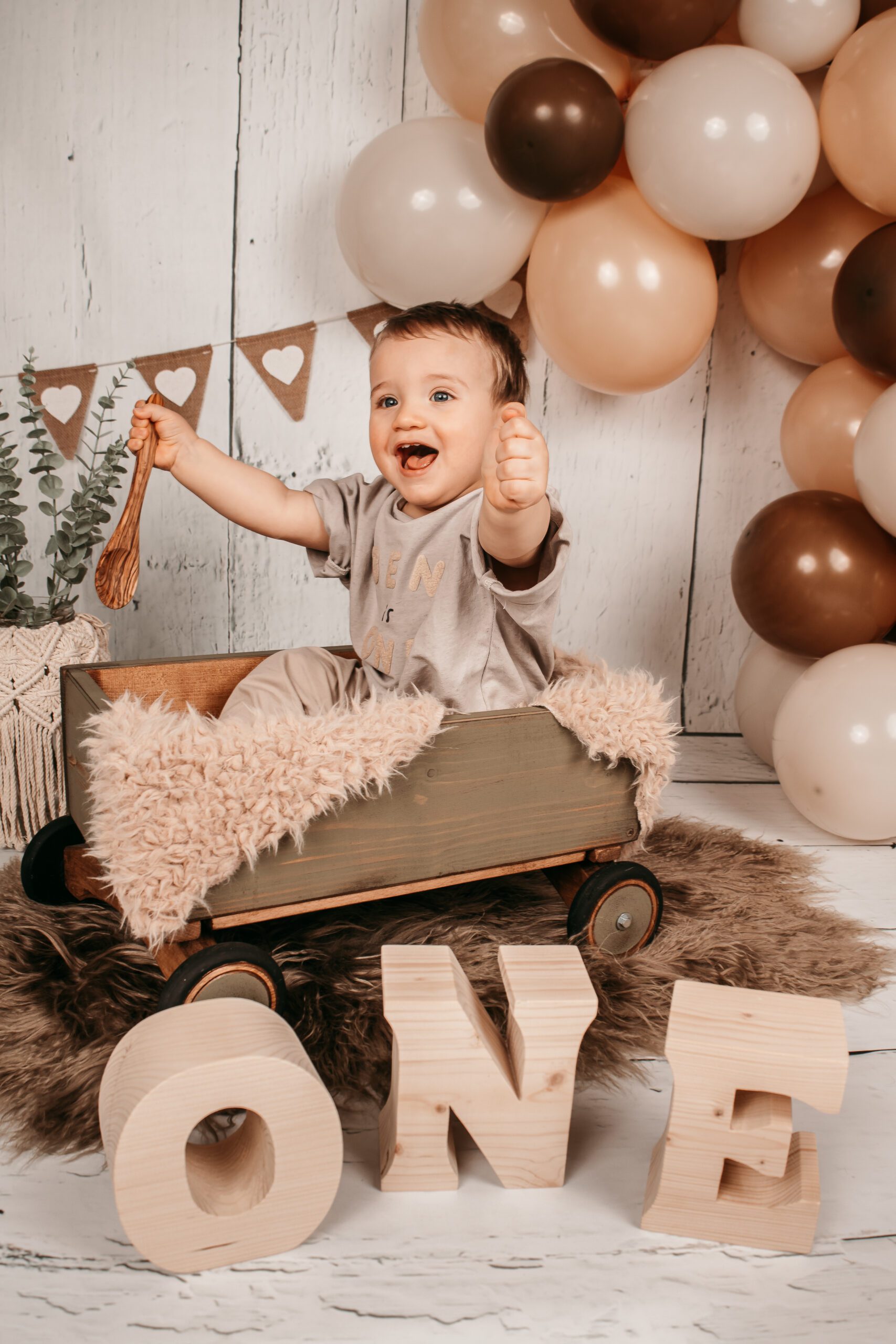 Baby im Wagen beim Kleinkindshooting in Braunschweig mit Luftballons