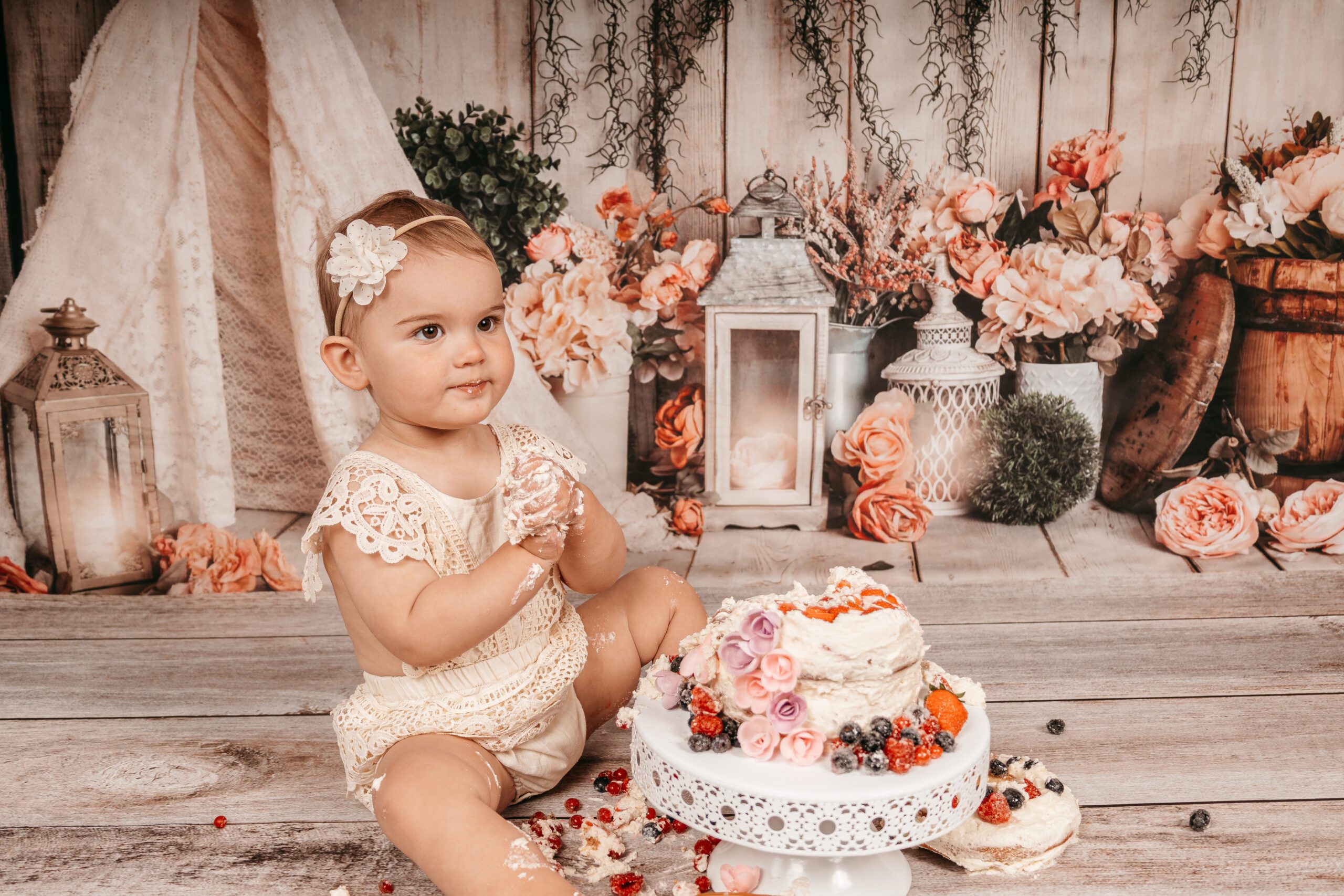 Baby beim Cakesmash Shooting in Braunschweig mit Torte und Früchten