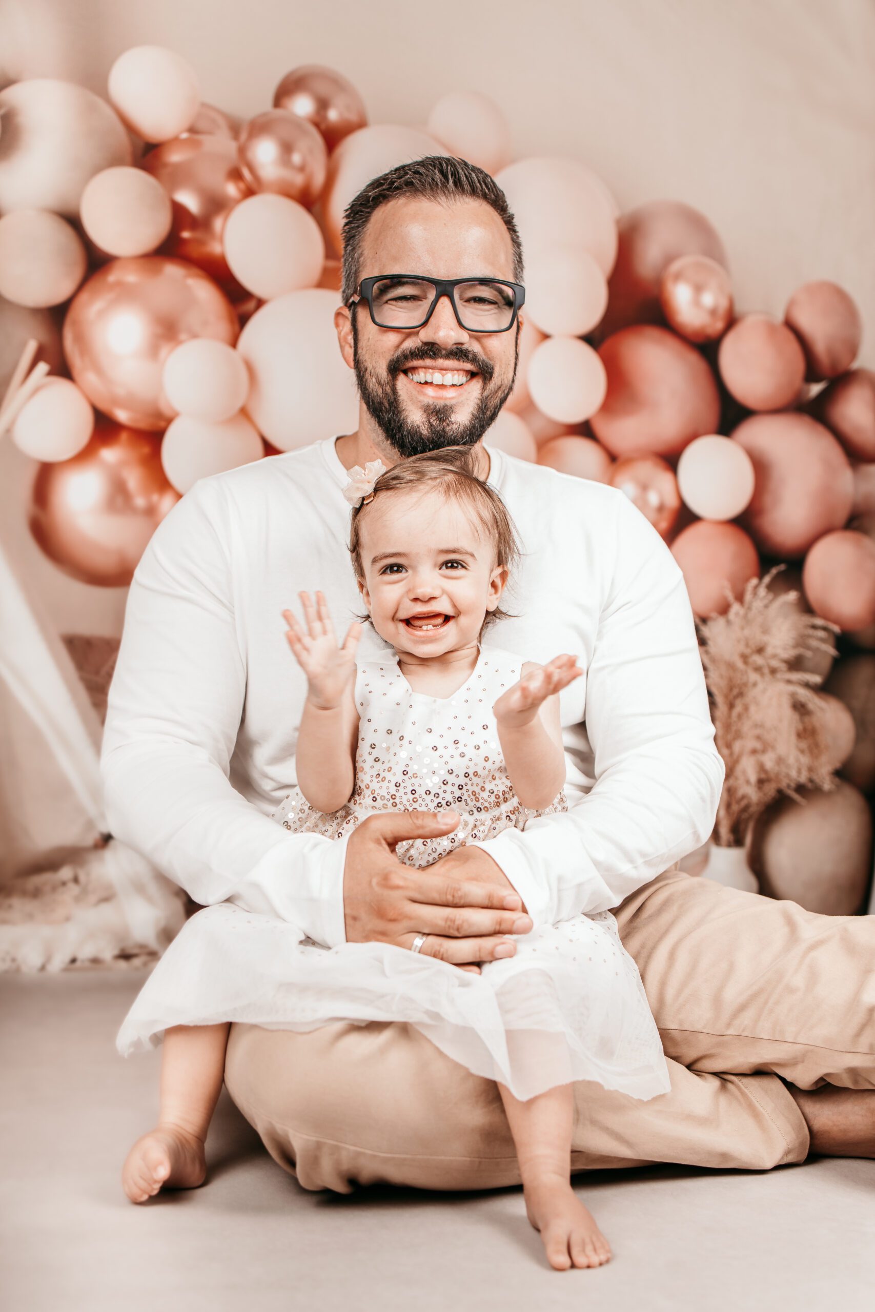 Baby und Papa beim Meilenstein Shooting in Braunschweig mit Luftballons