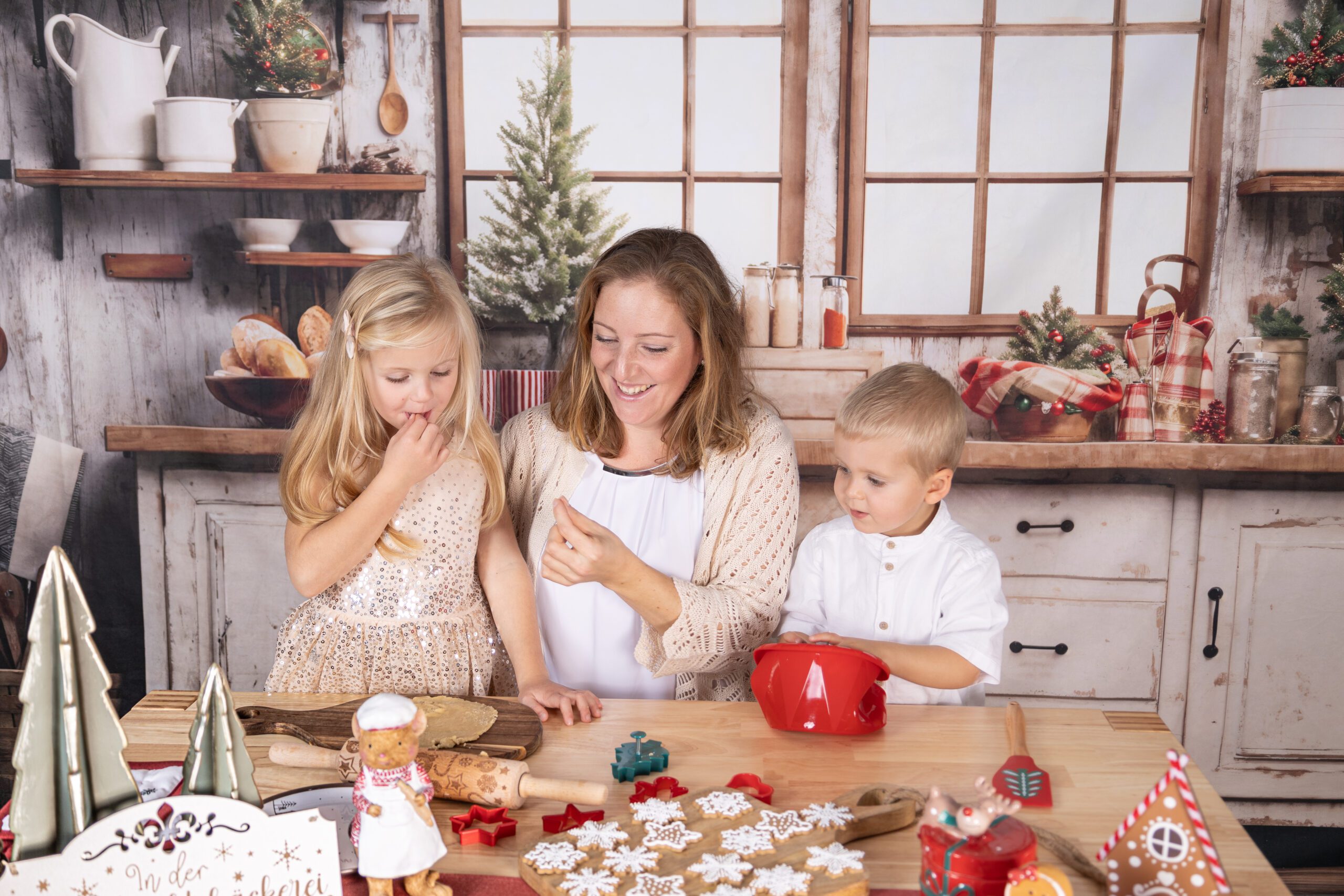 Mama und Kinder in der Weihnachtsbäckerei Weihnachtszauber Fotosession Mama und Kinder in der Weihnachtsbäckerei Weihnachtszauber Fotosession