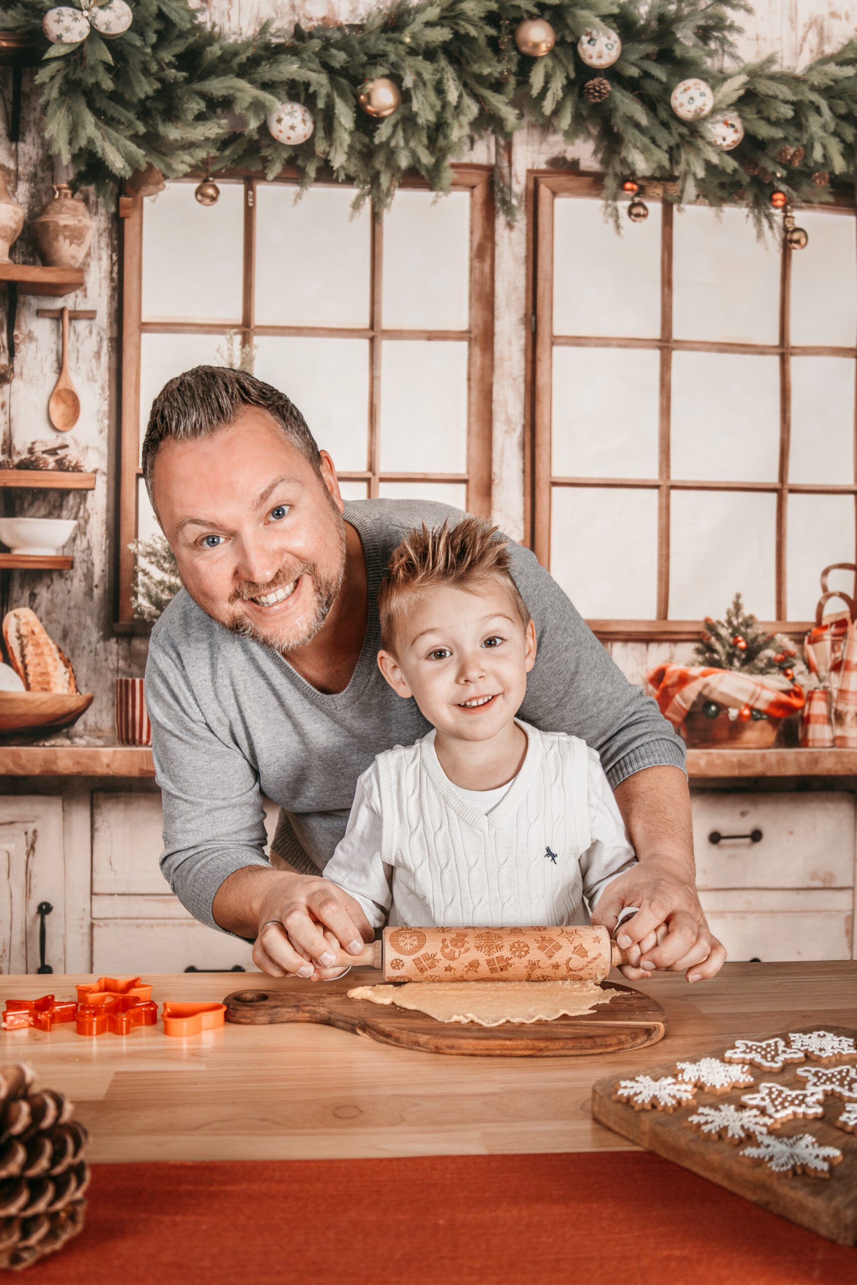 Papa und Sohn in der Weihnachtsbäckerei Familienfotosession Braunschweig Papa und Sohn in der Weihnachtsbäckerei Familienfotosession Braunschweig