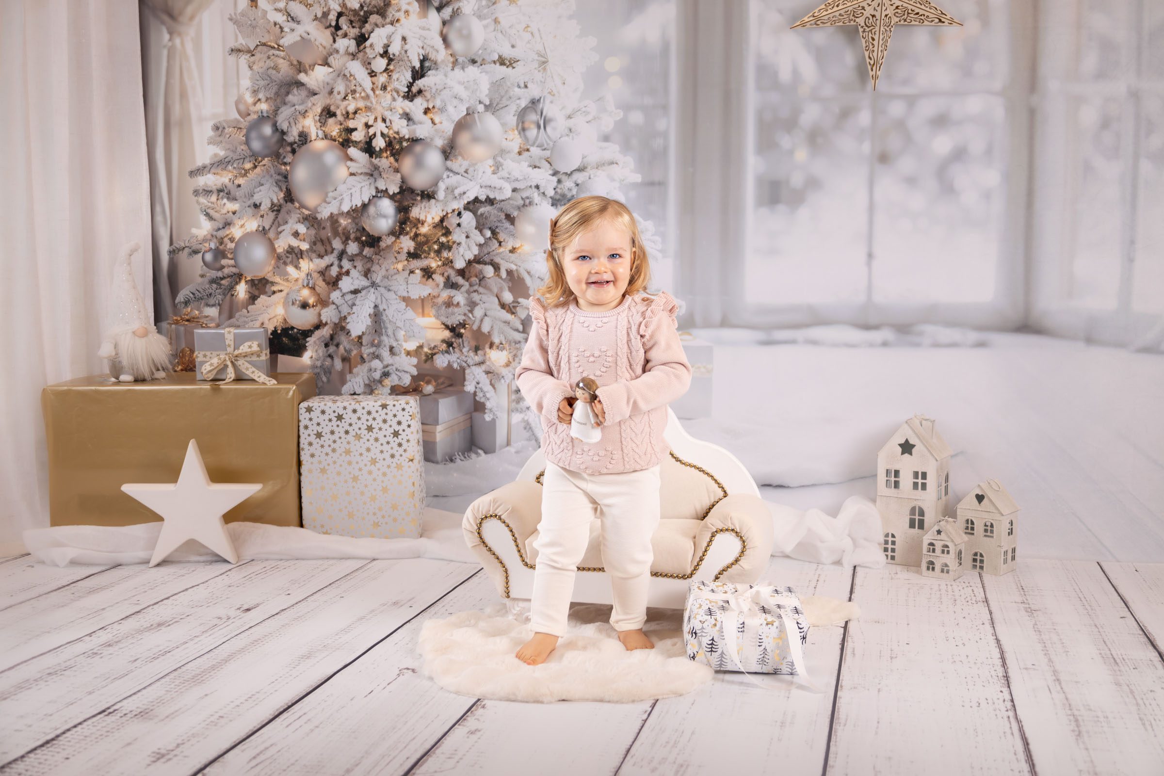Weihnachtszimmer Kind bei Weihnachtlicher Fotosession Weihnachtszimmer Kind bei Weihnachtlicher Fotosession